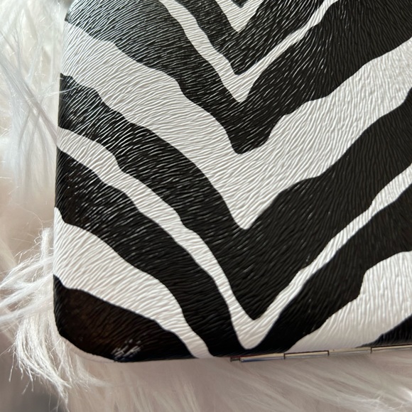 Hard Case Zebra 🦓 Print Wallet - Picture 12 of 16